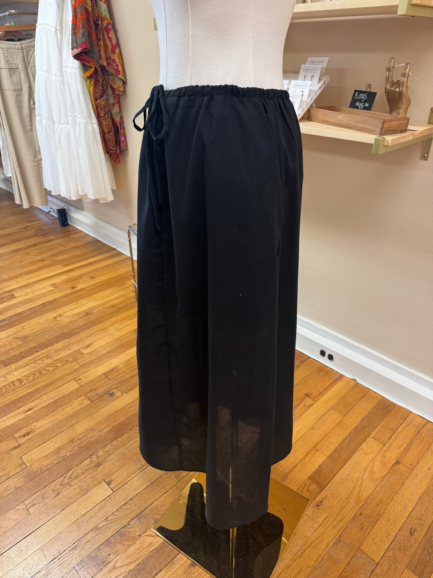 Chic Black Skirt